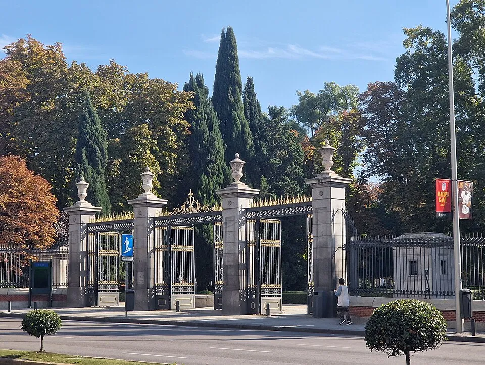 El_Retiro,_Madrid,_Puerta_de_Hernani